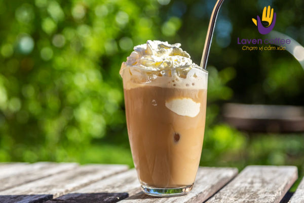 Eiskaffee ược pha chế từ cà phê đậm đặc, kem tươi, kem vani và vụn chocolate
